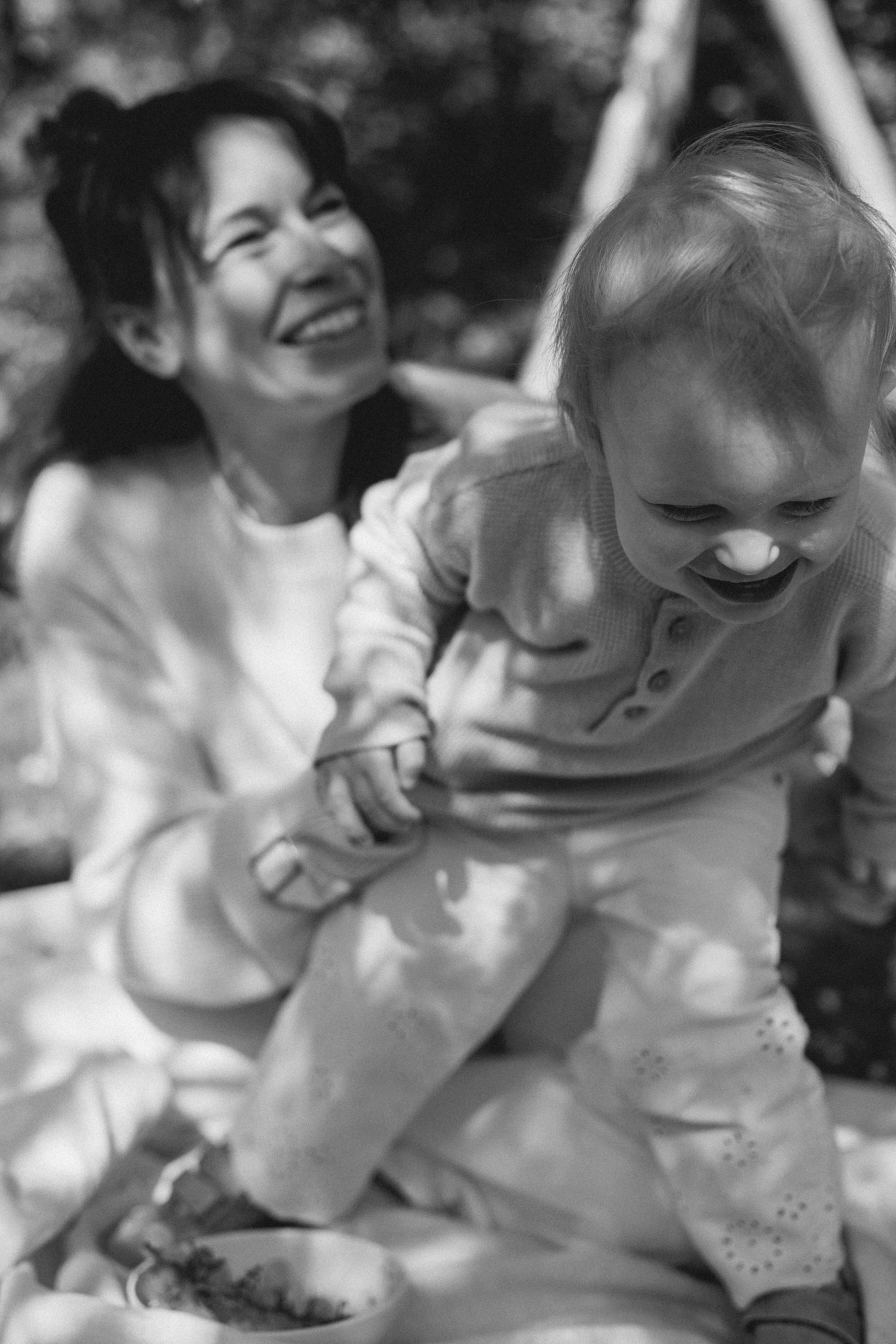 Mama und Tochter lachen