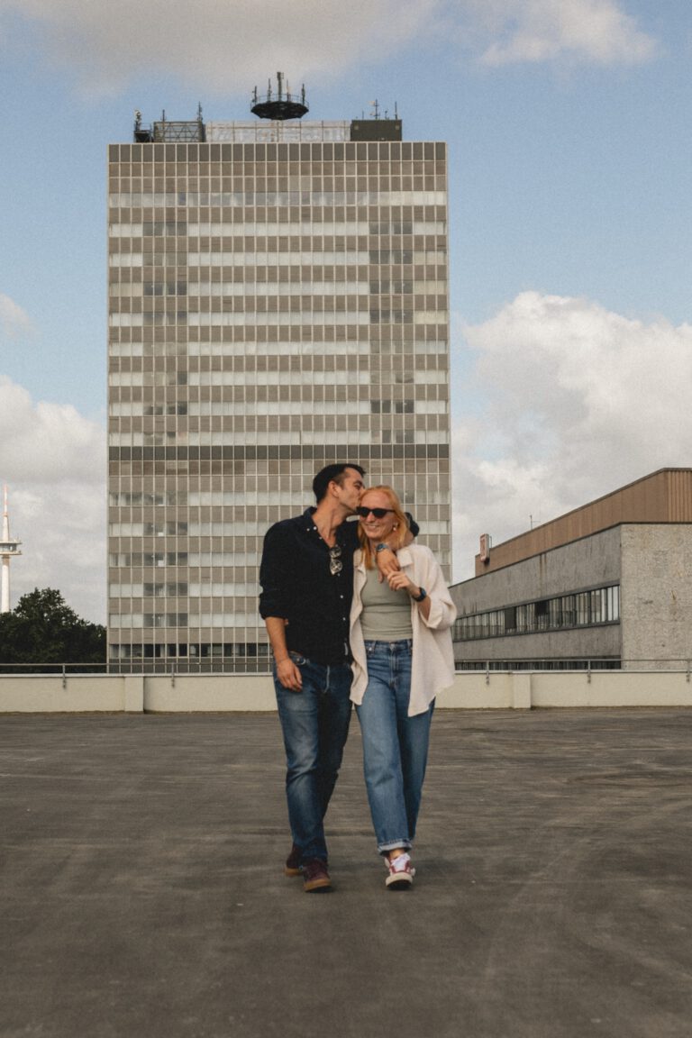 Paar küsst sich vor Essener Skyline