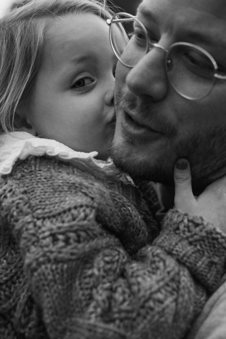 Papa bekommt ein Küsschen von seiner Tochter