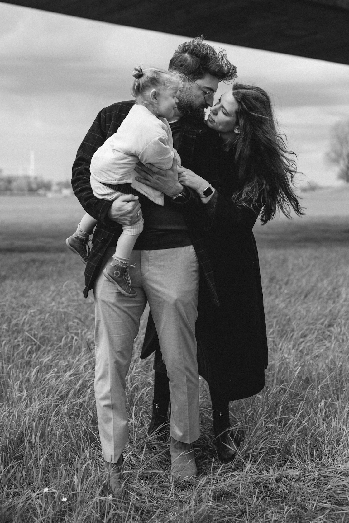 Mama, Papa und Tochter beim Fotoshooting