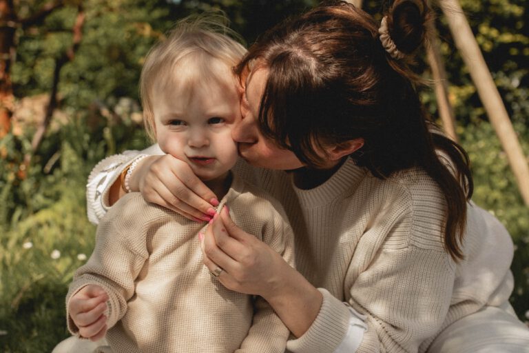 Mama gibt ihrer Tochter einen dicken Kuss