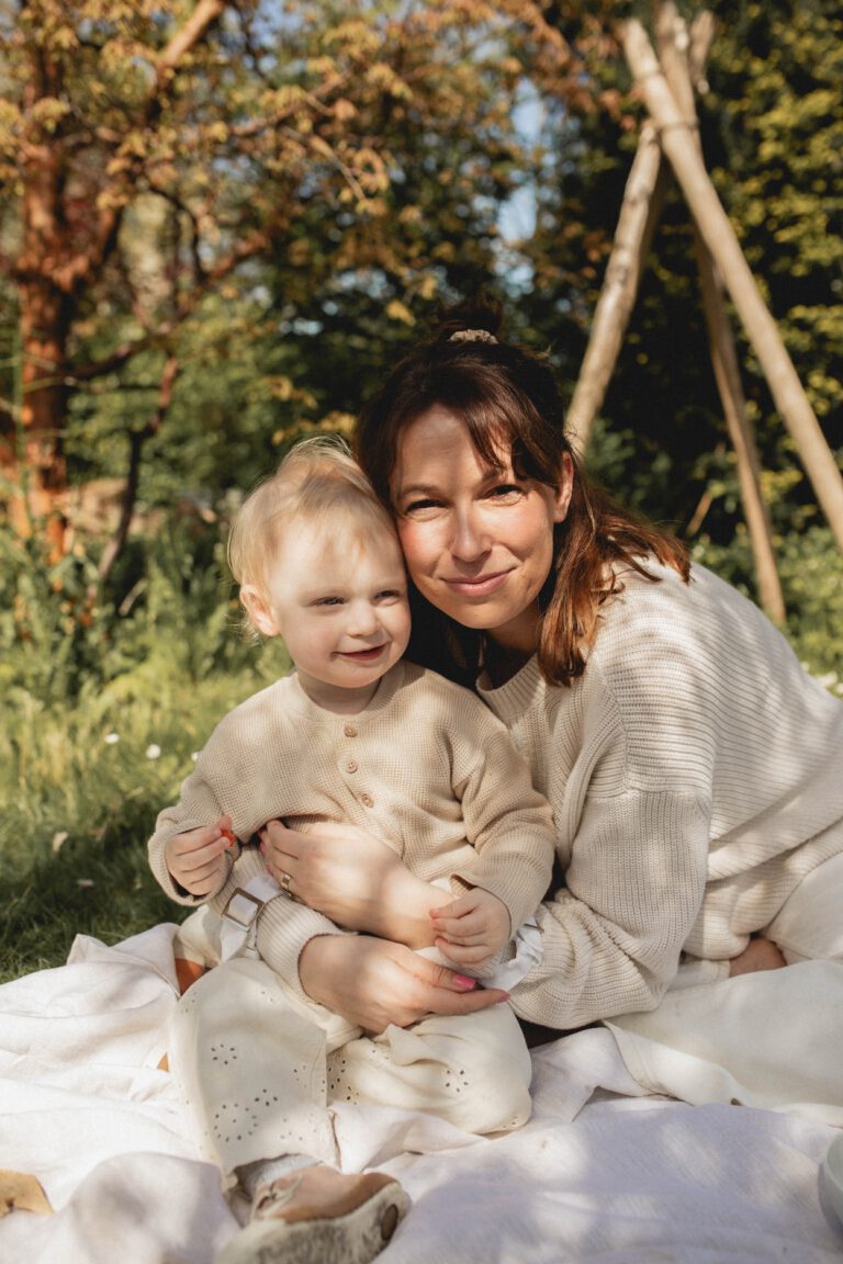 Mama und Tochter im Garten